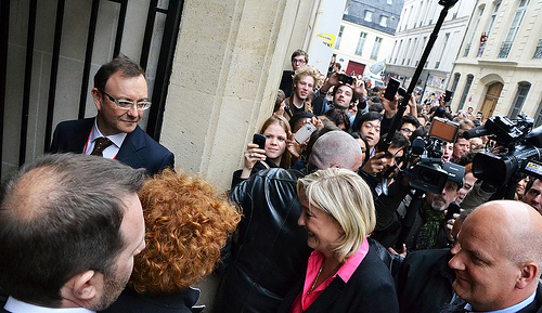 Марін Ле Пен, лідерка Національного фронту (Франція), оточена натовпом репортерів у Парижі